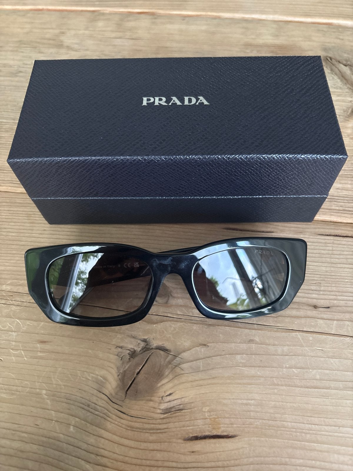 Prada Zonnebril SPR B05S - Zo goed als nieuw, Zonnebril, Prada, Verzenden, Zwart