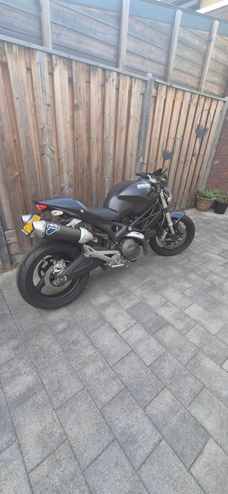 Matzwarte Ducati Monster 696 | Termignoni uitlaat, 2 cilinders, Sportuitlaat, Motorrijbewijs A, Gebruikt