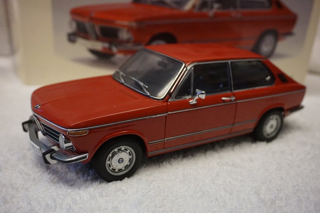 BMW 2000 TOURING ROOD 1:18 AUTOART AUTO ART 70683, Ophalen of Verzenden, Zo goed als nieuw, Auto, Autoart