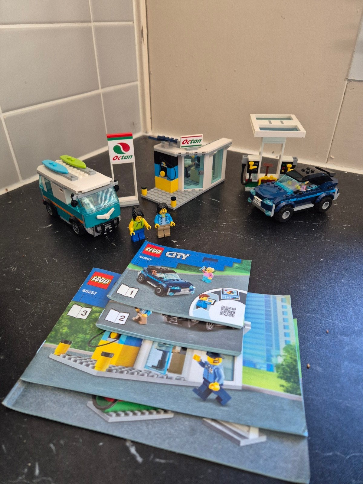 LEGO City 60257 Tankstation met Auto's en Figuren, City, Lego, Ophalen of Verzenden, Zo goed als nieuw
