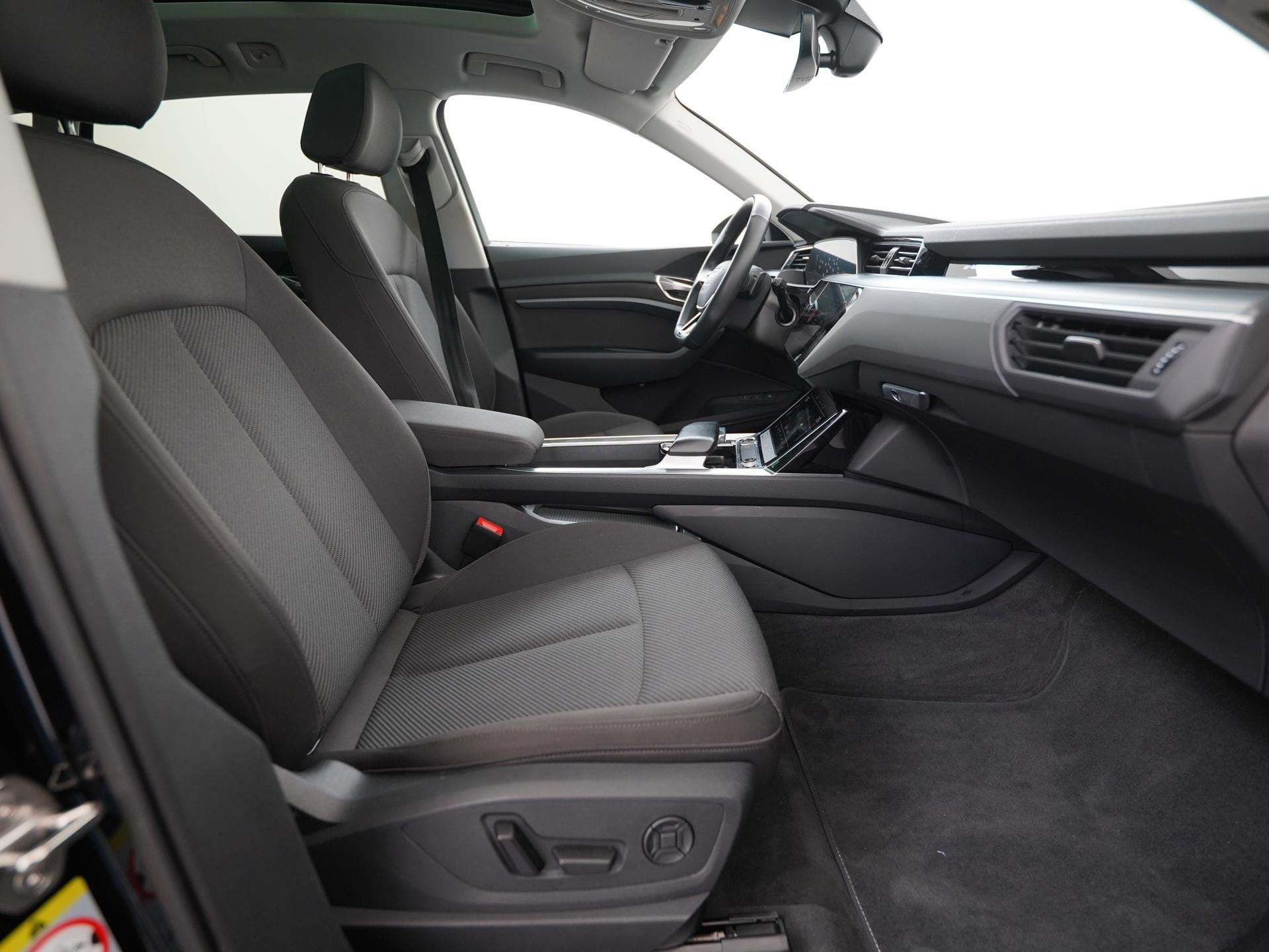 Audi e-tron 55 quattro Advanced 95 kWh | Trekhaak | Panorama, Auto's, Automaat, Zwart, 95 kWh, Zwart