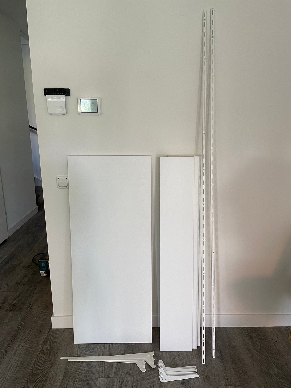 6 witte meubelpanelen / legplanken met plankdragers en rails, Ophalen, Gebruikt