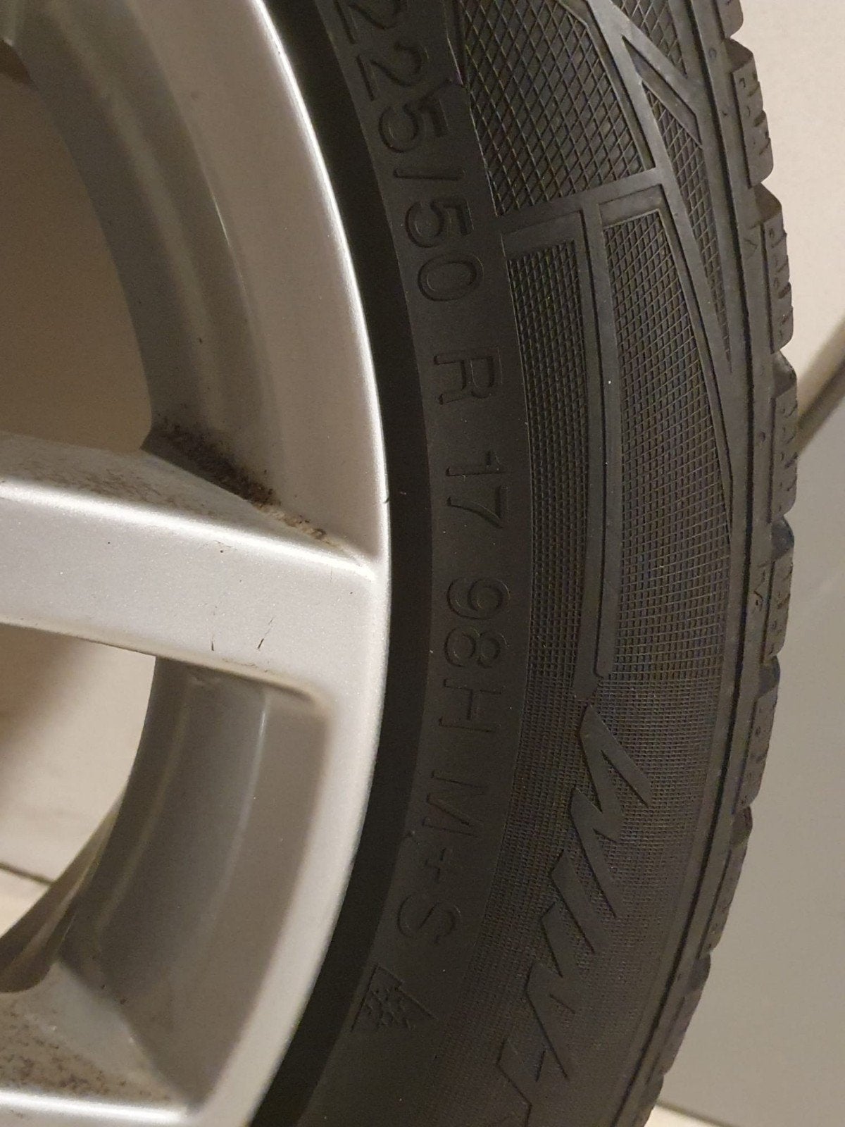 Volvo V40 Winterbanden op 17 inch velgen - Vredestein, Ophalen, Banden en Velgen, 17 inch, Winterbanden
