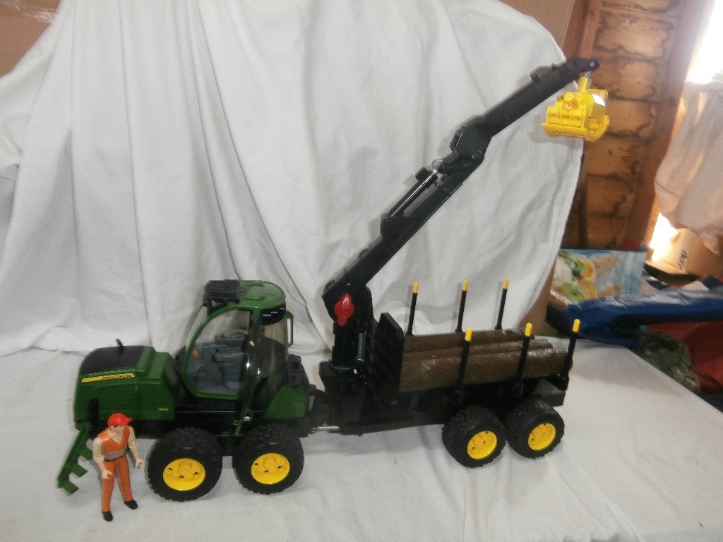 Bruder John Deere 1210E Houttransport met Kraan en Figuur, Ophalen, Zo goed als nieuw