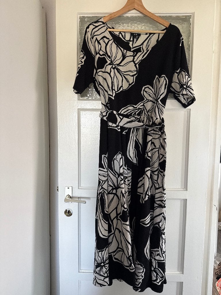 Zwart witte jurk met bloemen, Kleding | Dames, Zwart, Maat 46/48 (XL) of groter, Ophalen of Verzenden, Zo goed als nieuw