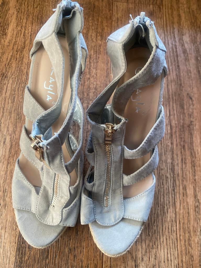 Kayla grijze sandalen met sleehak maat 40, Kleding | Dames, Schoenen, Ophalen of Verzenden, Zo goed als nieuw, Grijs, Sandalen of Muiltjes