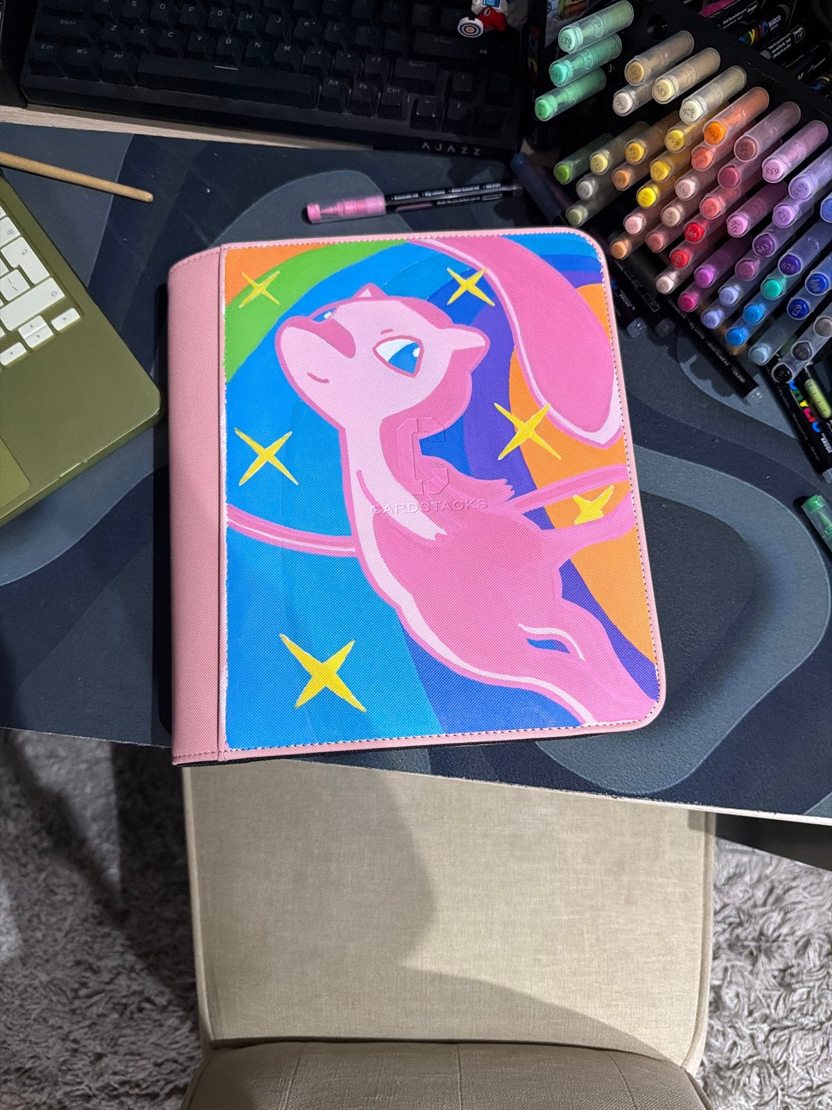 Custom 4-pocket toploader binder met Mew design, Ophalen of Verzenden, Gebruikt, Overige typen