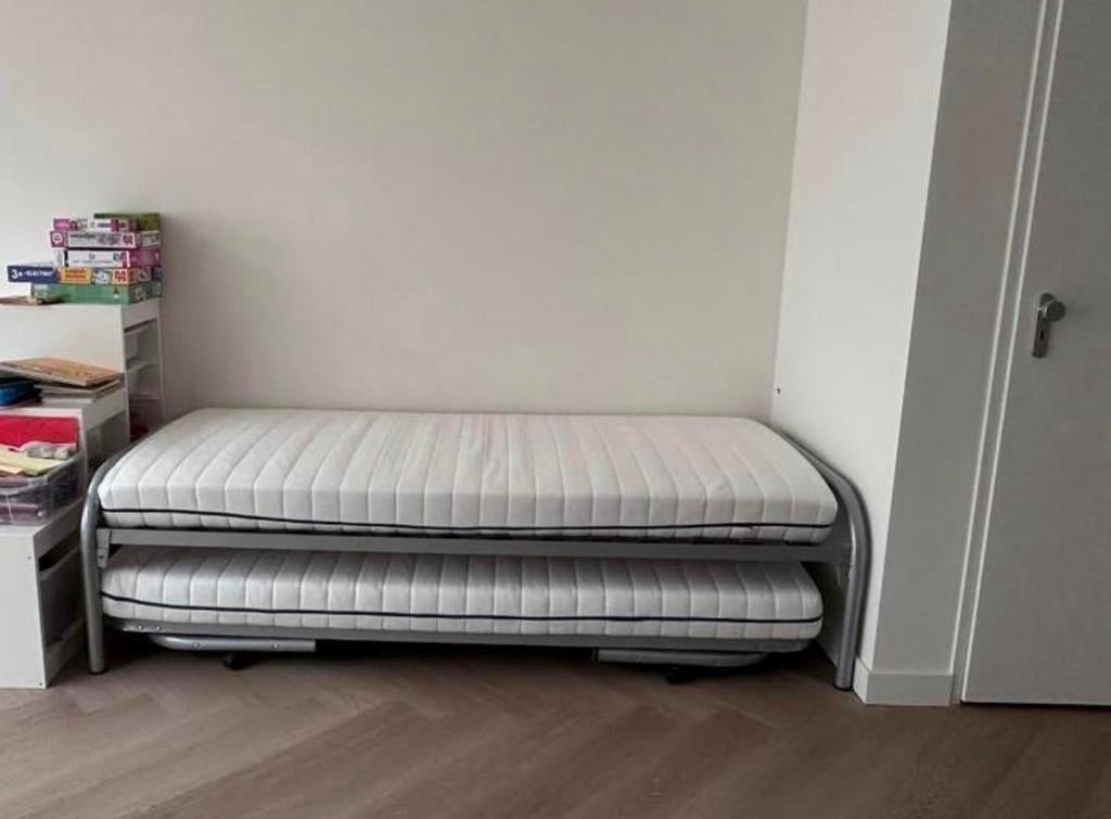 Uitschuifbaar bed met 2 matrassen - Ideaal voor logees, Ophalen, Gebruikt, 90 cm, Eenpersoons