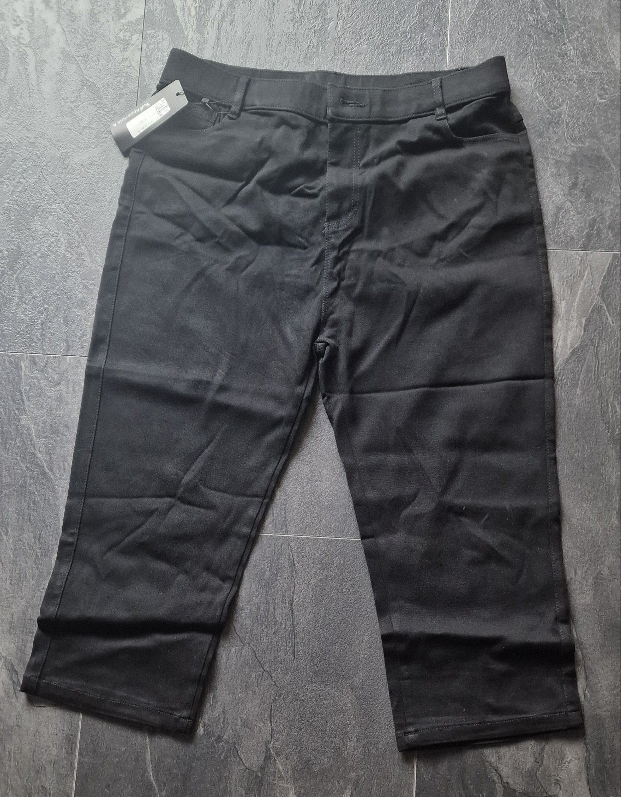 Zwarte Driekwart Broek - Nieuw met label, Kleding | Dames, Broeken en Pantalons, Zwart, Maat 42/44 (L), Nieuw, Ophalen of Verzenden