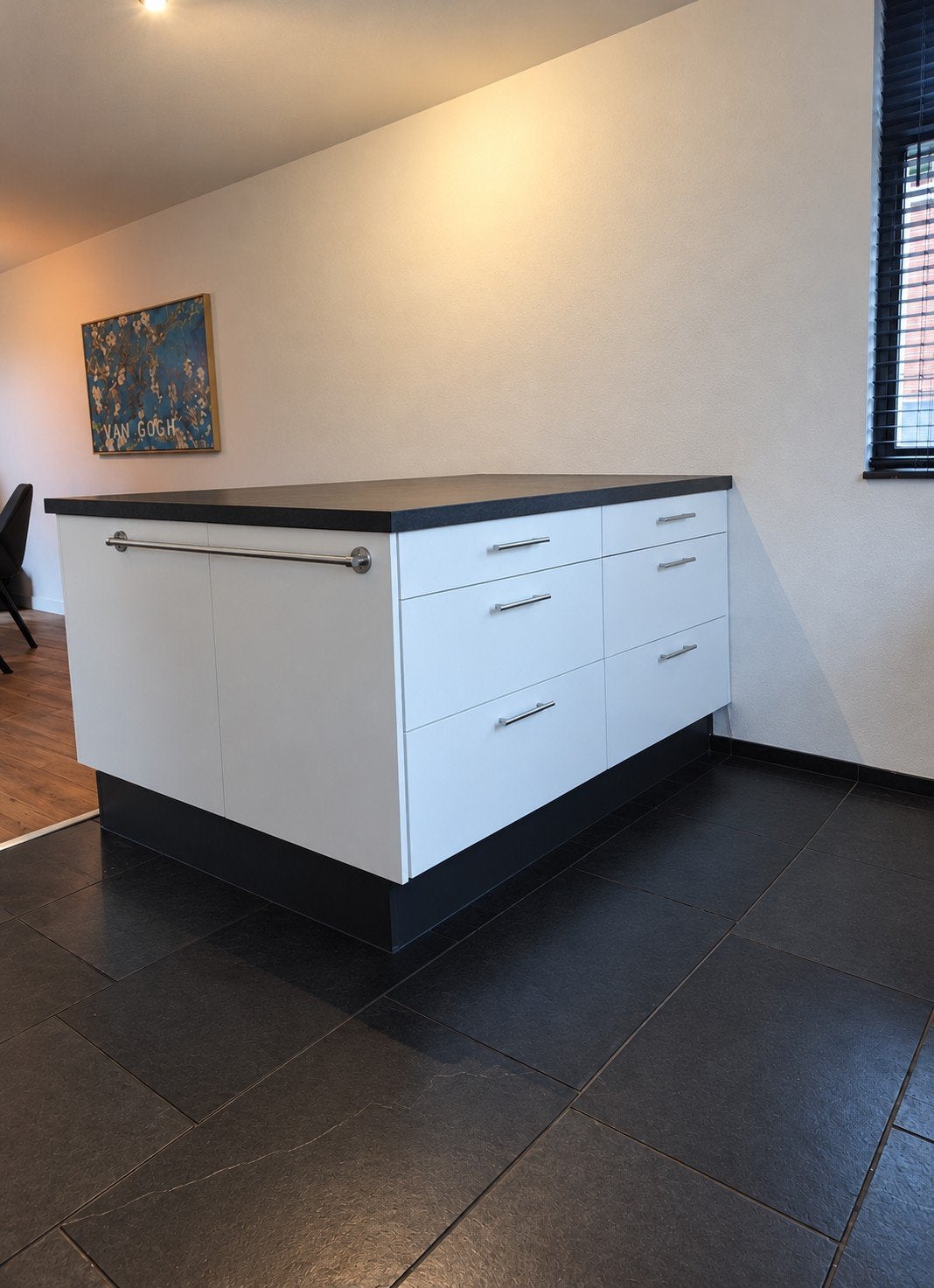 Keuken met werk eiland en Belgisch zwart hardstenen blad, Ophalen, Gebruikt, Onbekend@voorbeeld.com, Wit