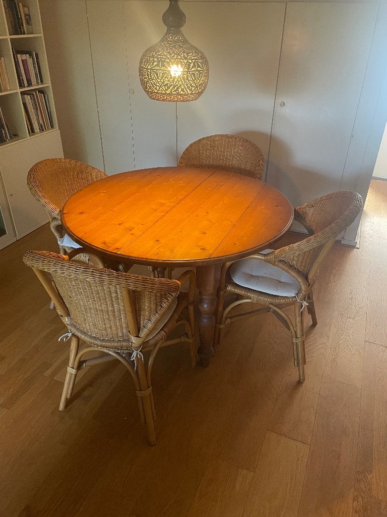 Grenen uitschuifbare tafel, tot ca. 2m, met 7 rieten stoelen, Ophalen, Gebruikt, 100 tot 150 cm, Grenen
