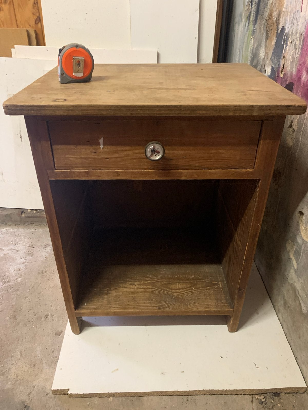 Nachtkastje / Bijzettafel van Hout met Lade, Gebruikt, 45 tot 65 cm, Hout, 55 tot 70 cm