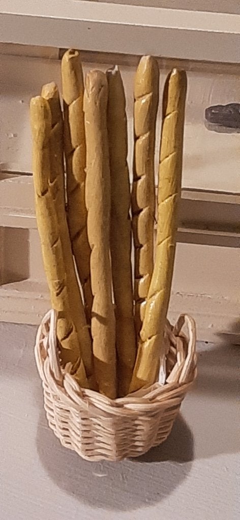 Miniatuur broodstokjes in mandje voor poppenhuis, Ophalen of Verzenden, Gebruikt, Decoratie
