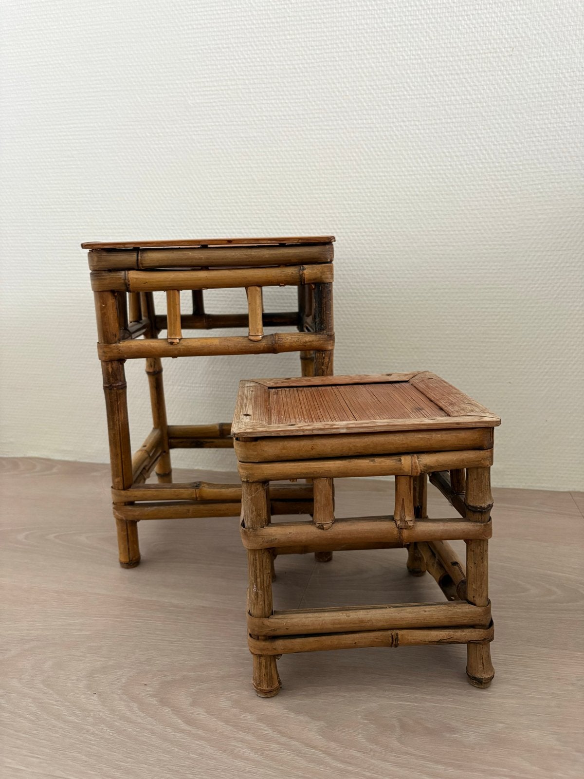 Vintage bamboe bijzettafels / plantentafels (set van 2), Huis en Inrichting, Ophalen, Minder dan 55 cm, Gebruikt, Vierkant