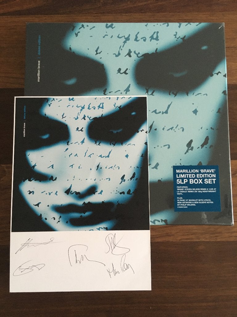 Vinyl 5LP BoxSet Marillion Brave Deluxe SIGNED NIEUW, Cd's en Dvd's, Vinyl | Rock, Boxset, Progressive Rock, Geseald, Ophalen of Verzenden