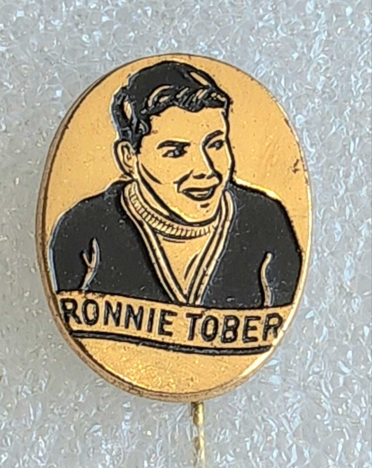 Vintage Speldje Ronnie Tober - Zanger, Ophalen of Verzenden, Gebruikt, Overige onderwerpen, Speldje of Pin