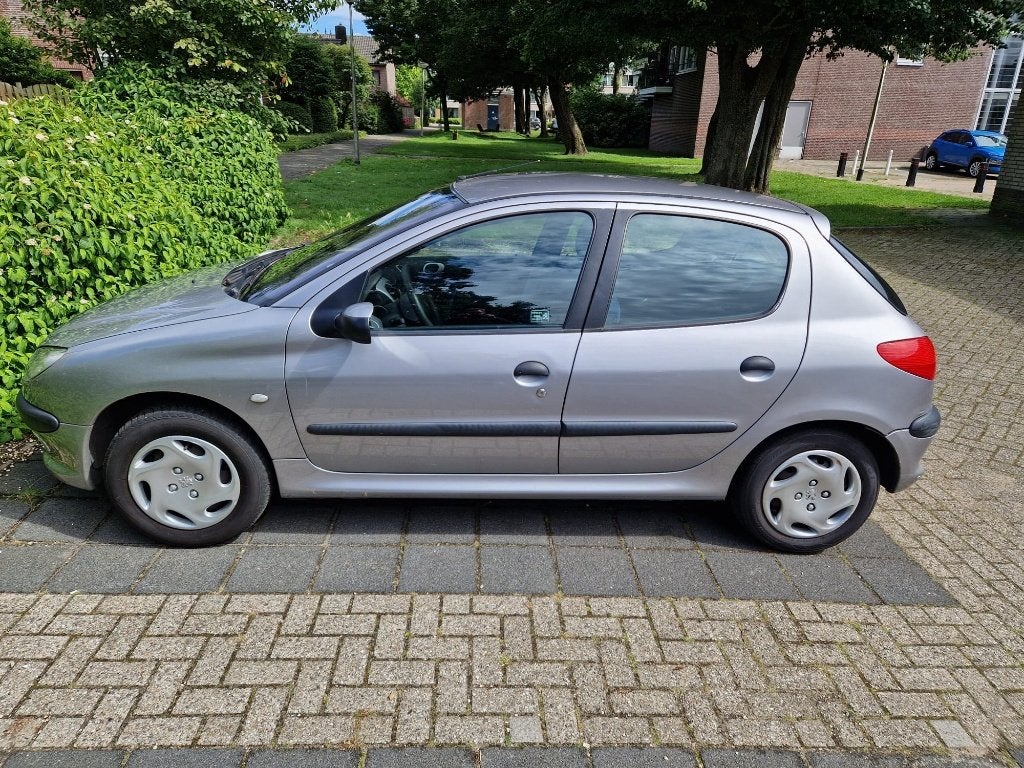 Peugeot 206 1.6 16V 5D 2001 Grijs, Auto's, Trekhaak, 40 €/maand, 4 cilinders, Origineel Nederlands