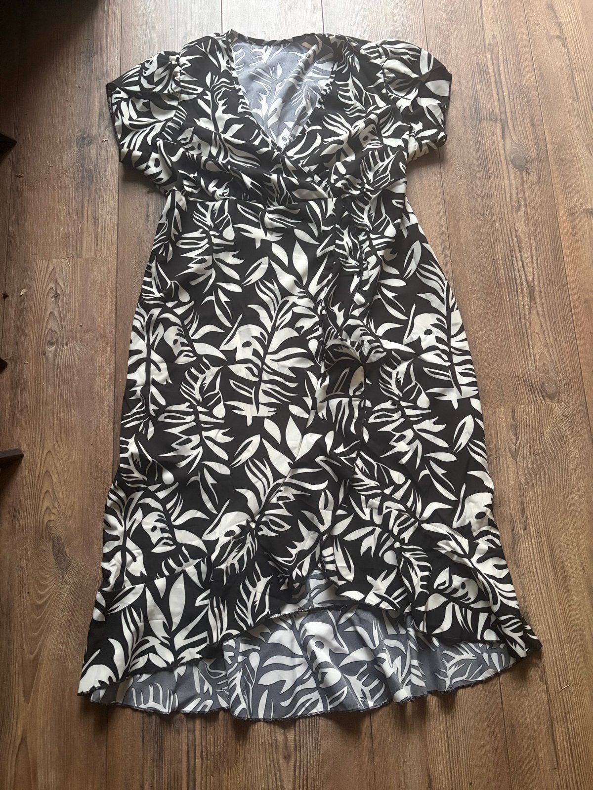 Nieuwe Zwart-Witte Jurk met Bladprint - Maat 44, Kleding | Dames, Ophalen of Verzenden, Nieuw, Maat 42/44 (L), Zwart