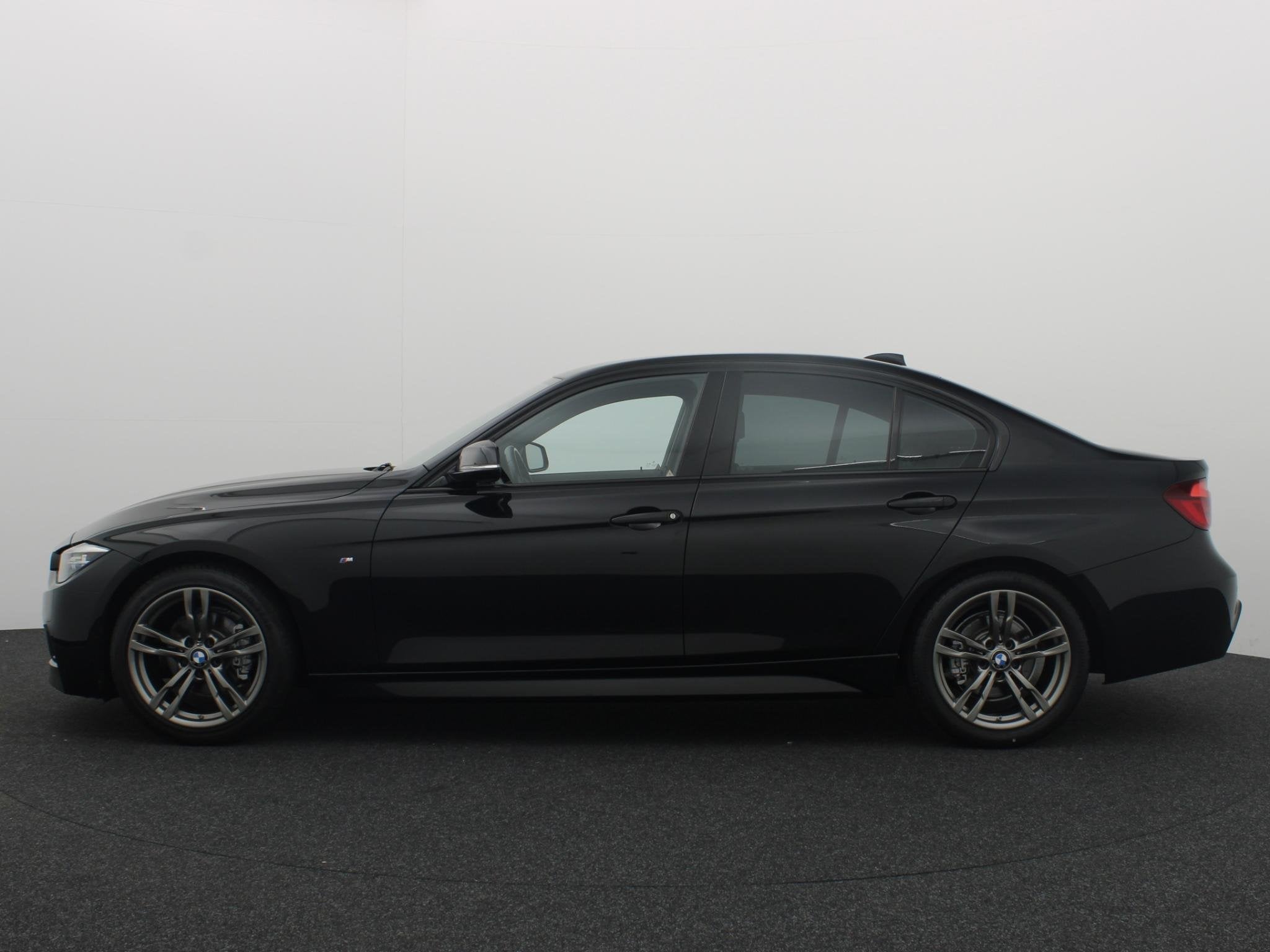BMW 3-serie 318i M Sport Edition M-PAKKET / BLACK OPTIC / FU, Auto's, Automaat, Gebruikt, Zwart, 3 cilinders