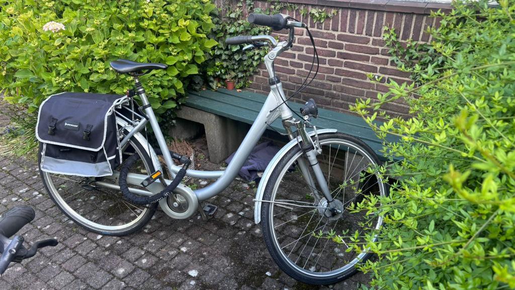 Damesfiets met fiets tassen /Women's bike with bags, Fietsen en Brommers, Fietsen | Dames | Damesfietsen, Versnellingen, Trommelrem