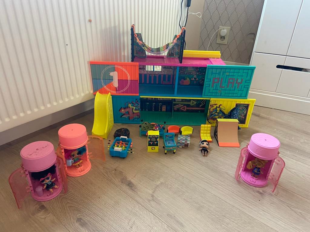 L.O.L. Surprise! speelset met poppen en meubels, Kinderen en Baby's, Speelgoed | Poppen, Gebruikt, Overige typen, Ophalen