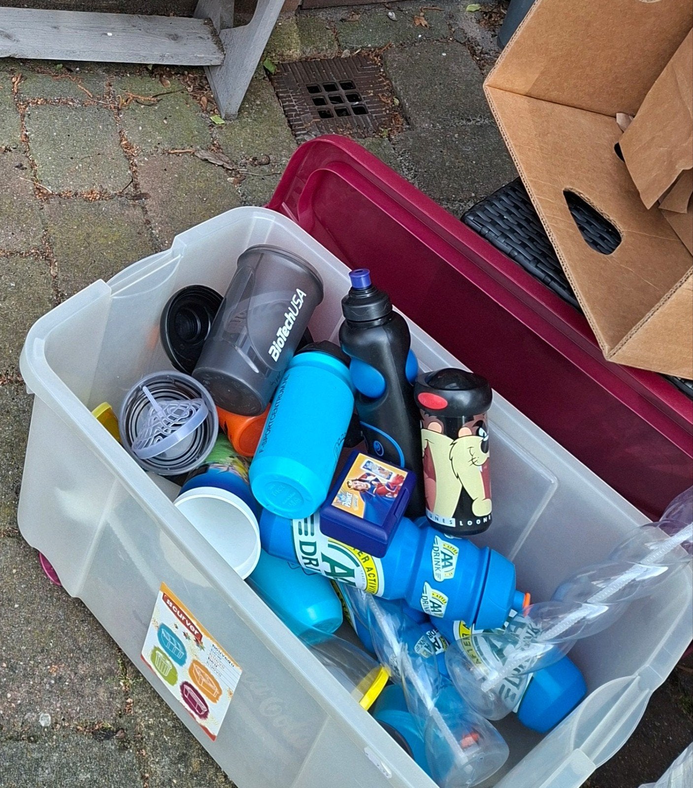 bak vol drinkbekers Taz schoolbeker Mickey broodtrommel etc, Ophalen