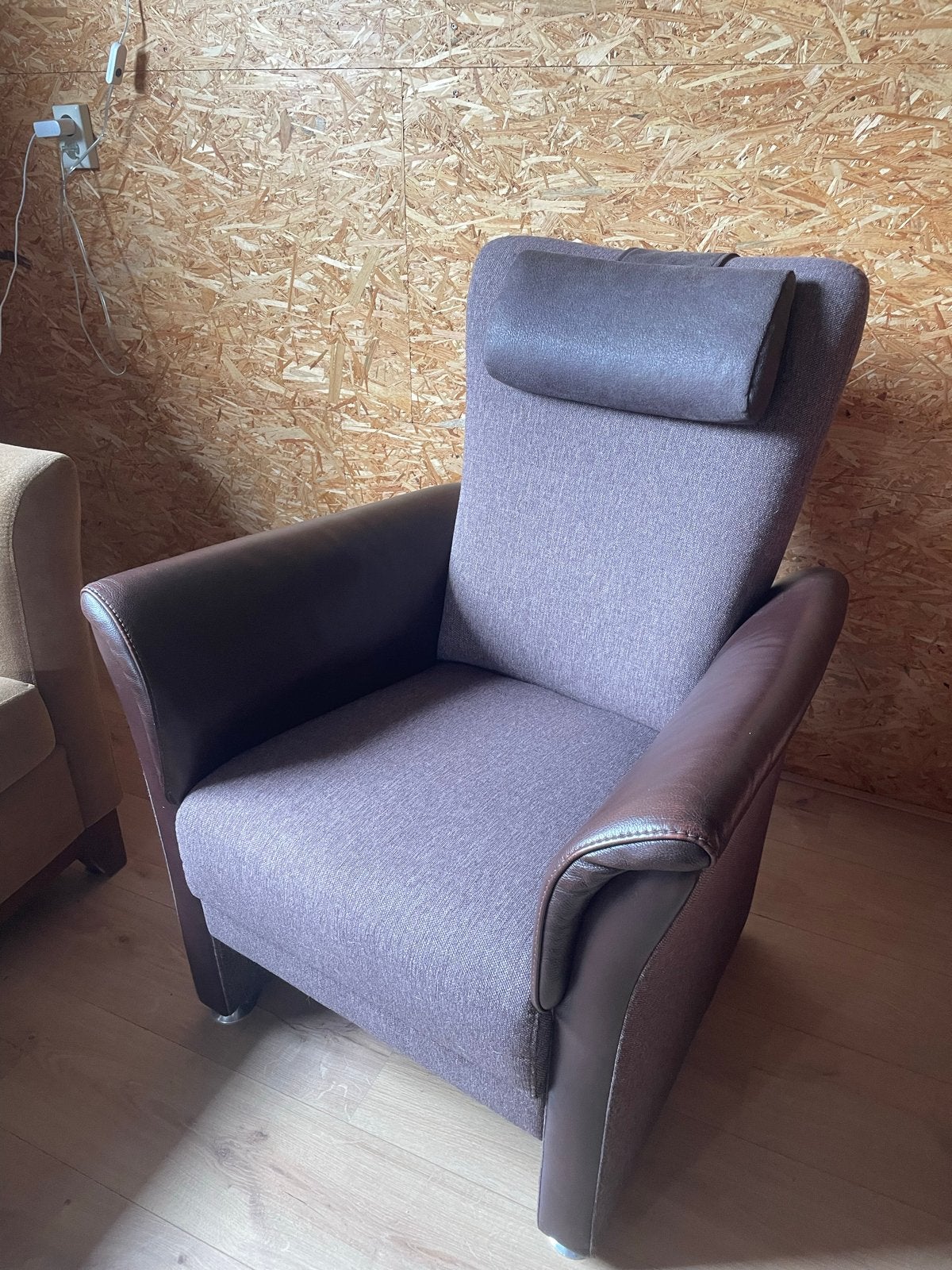 Comfortabele fauteuil met stoffen en lederen bekleding, Ophalen, Gebruikt, 50 tot 75 cm, Leer