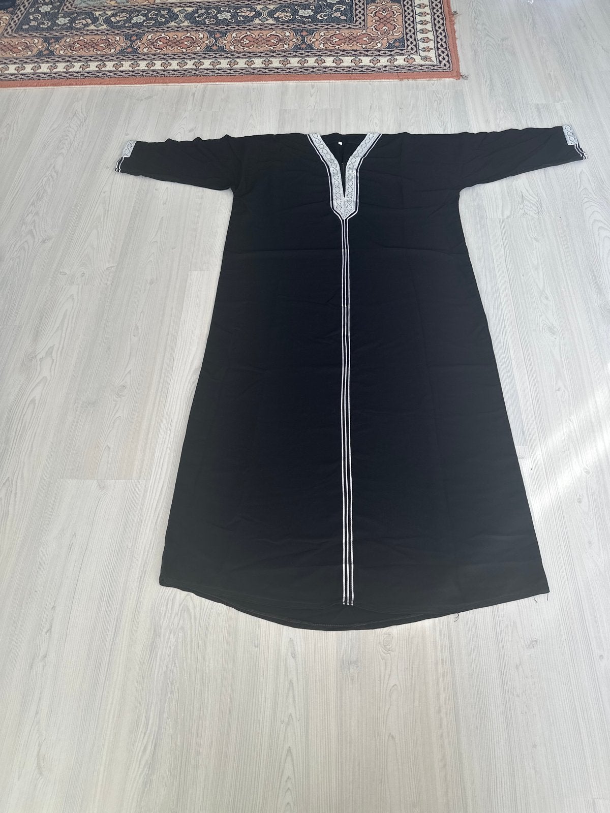 Zwarte Abaya met Witte Borduurdetails, Ophalen, Zwart, Maat 42/44 (L), Zo goed als nieuw