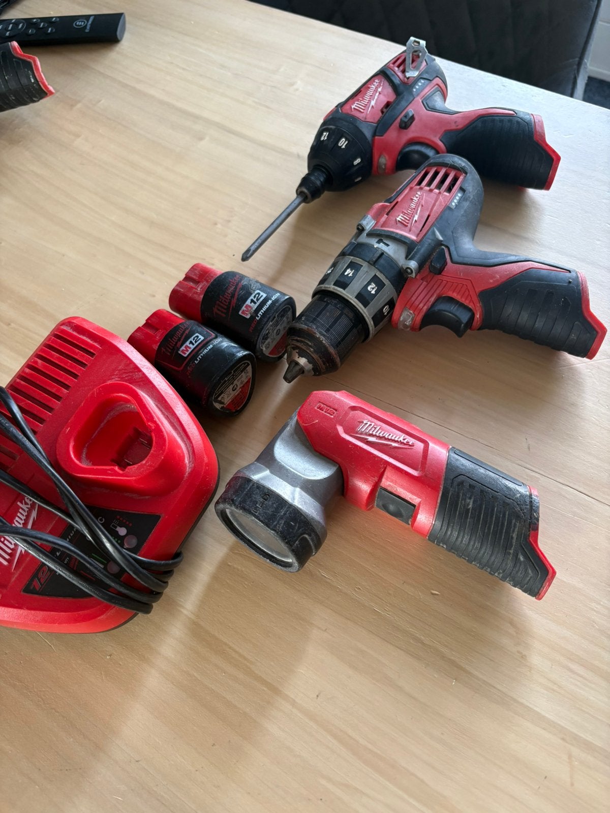 Milwaukee m12 set boormachine,lamp,accu, lader, Ophalen of Verzenden, Zo goed als nieuw, Boormachine