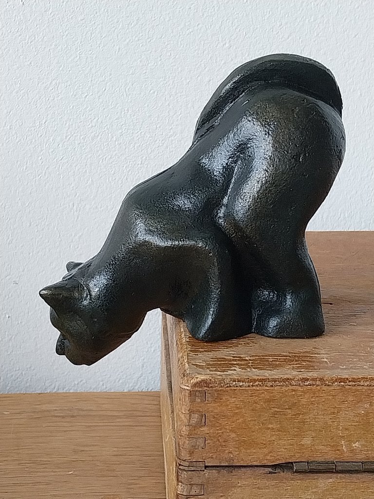 Gietijzeren kat beeld hangend over rand vintage decoratie, Ophalen of Verzenden, Metaal, Beeld, Zoogdier
