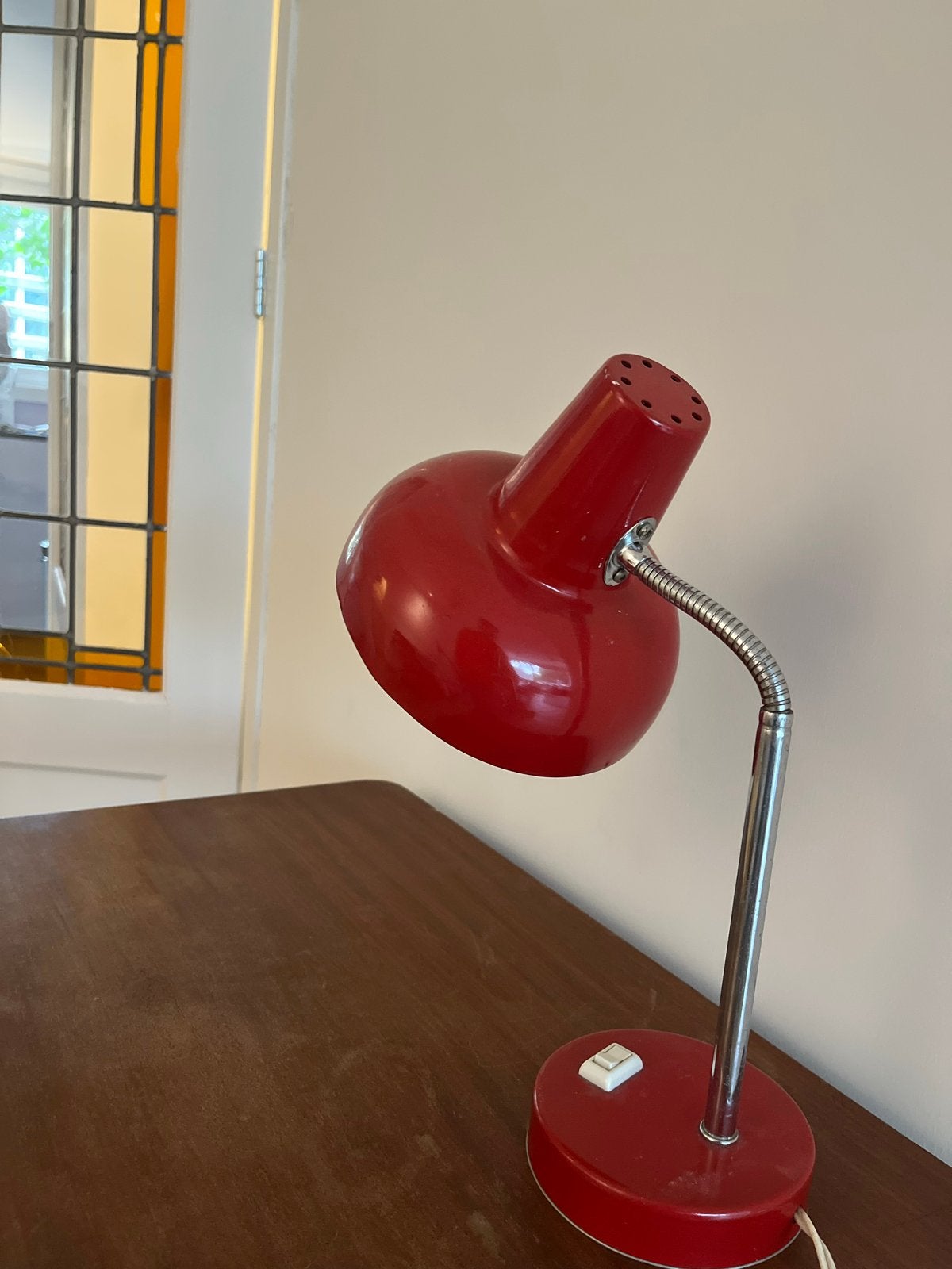Vintage rode bureaulamp met flexibele arm, Huis en Inrichting, Lampen | Tafellampen, Ophalen, Gebruikt, Metaal, 50 tot 75 cm