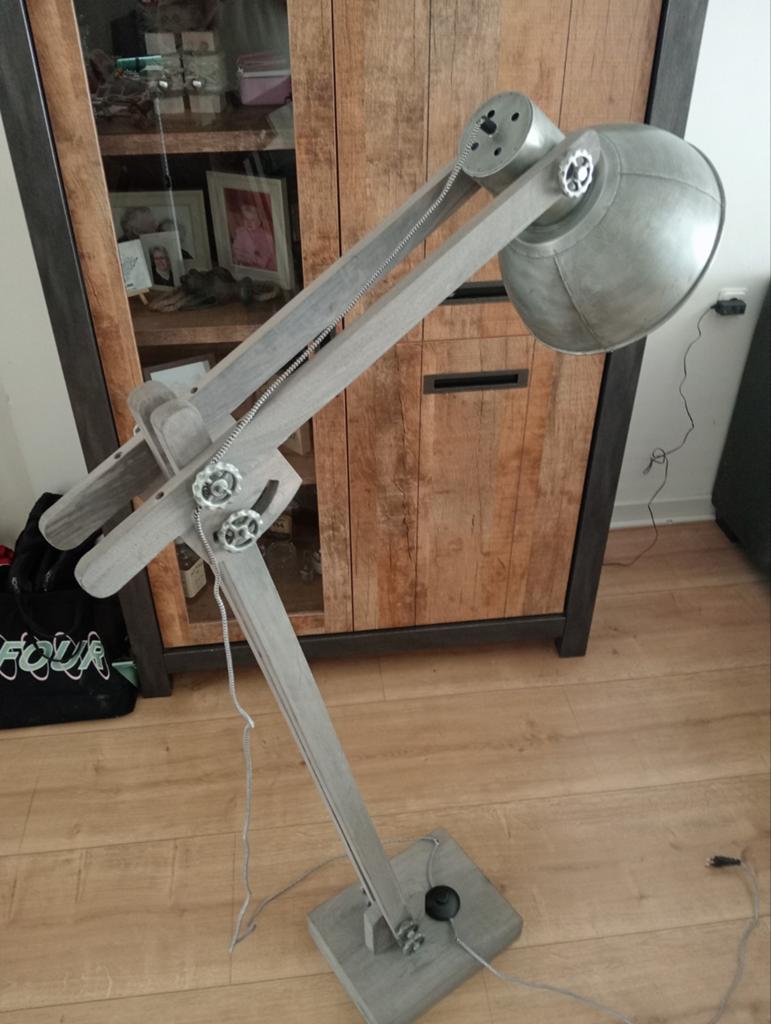 Industriële, houten scharnier vloerlamp, Ophalen of Verzenden, Zo goed als nieuw, 150 tot 200 cm