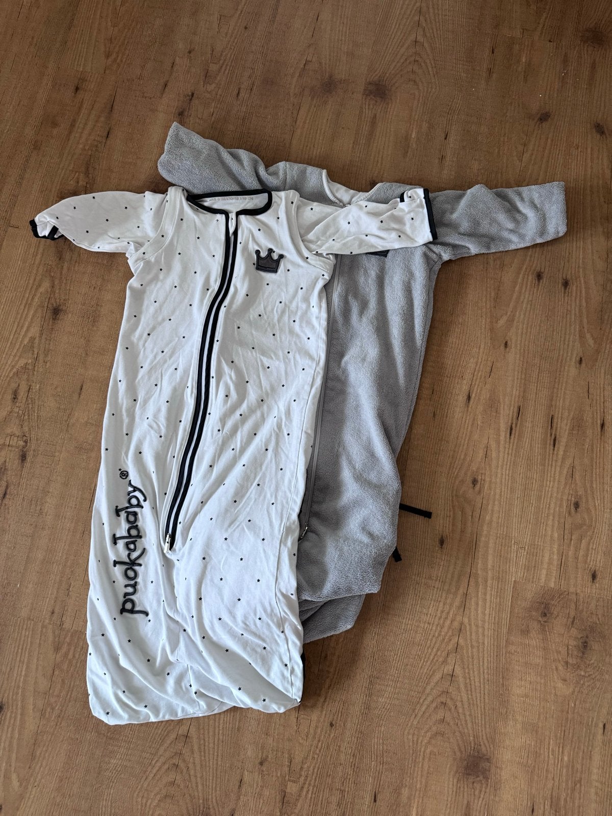 Puckababy slaapzakken, 2 stuks, wit en grijs, Gebruikt, Puckababy, Ophalen of Verzenden, Slaapzak