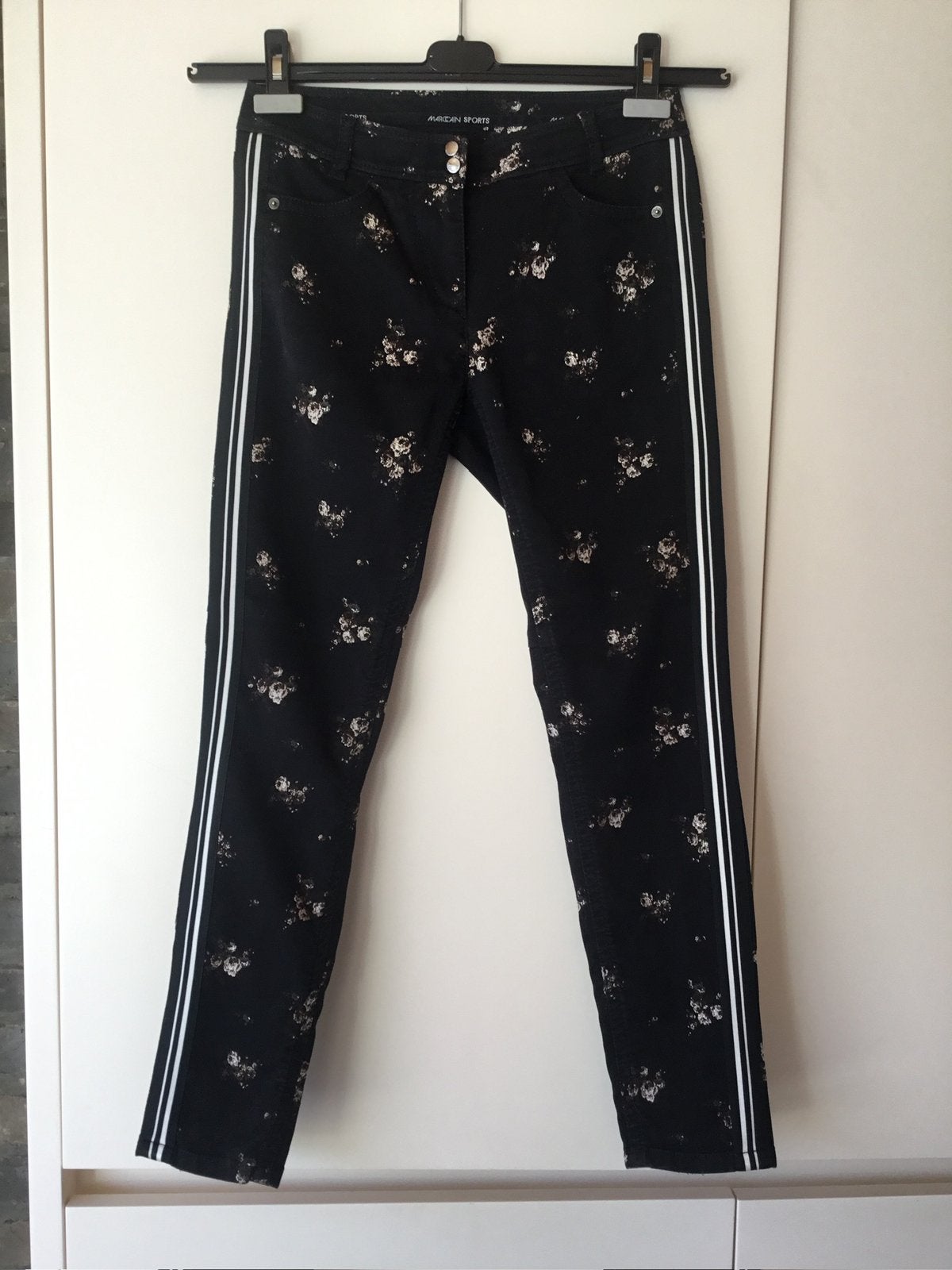 Marccain, Marc Cain smalle vroek maat 2 (36), Kleding | Dames, Ophalen of Verzenden, Zo goed als nieuw, Zwart, W28 - W29 (confectie 36)
