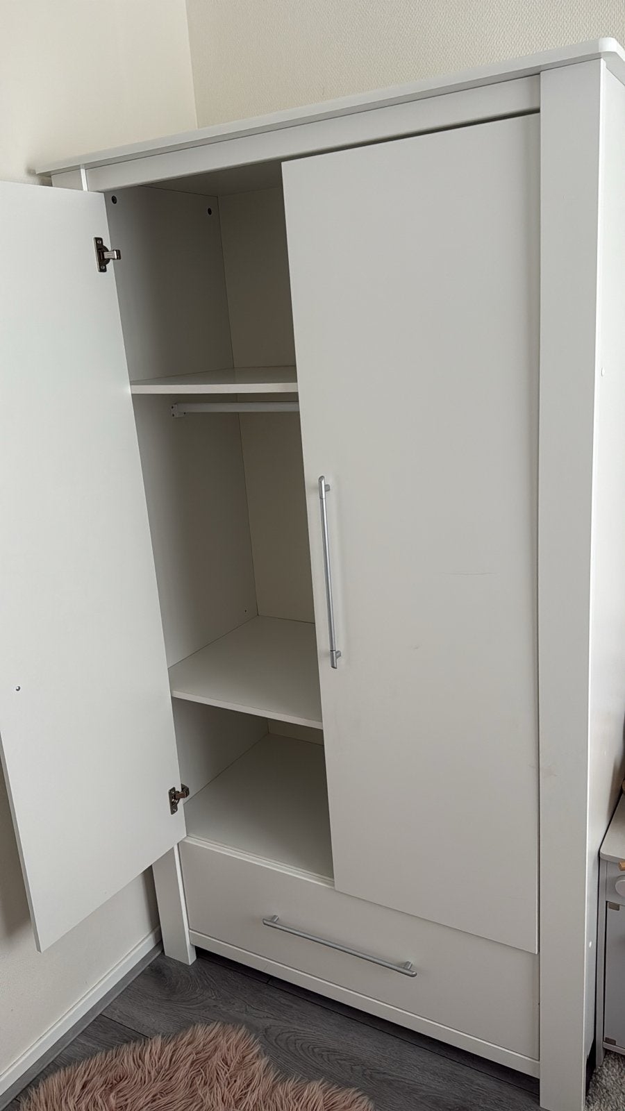 Witte houten kledingkast met lade en planken, Gebruikt, 100 tot 150 cm, Ophalen of Verzenden, Met lade(s)