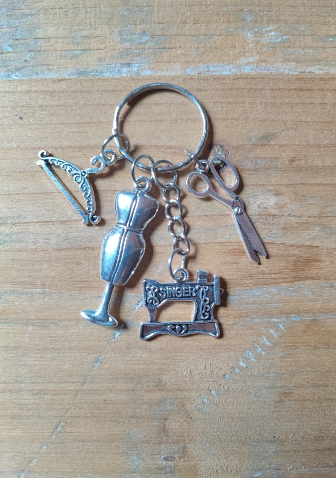 Nieuwe sleutelhanger met naaibenodigdheden bedels, Verzenden
