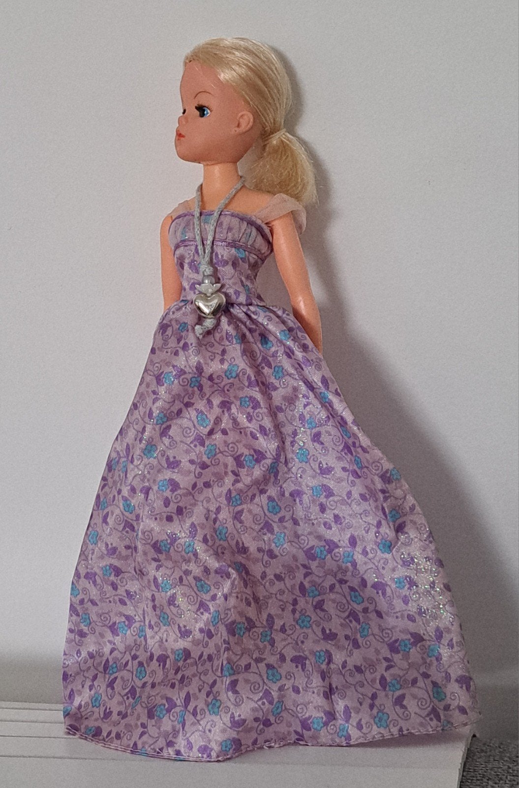 Jurk en ketting voor barbie sindy fleur excl pop, Ophalen of Verzenden, Gebruikt, Kleertjes