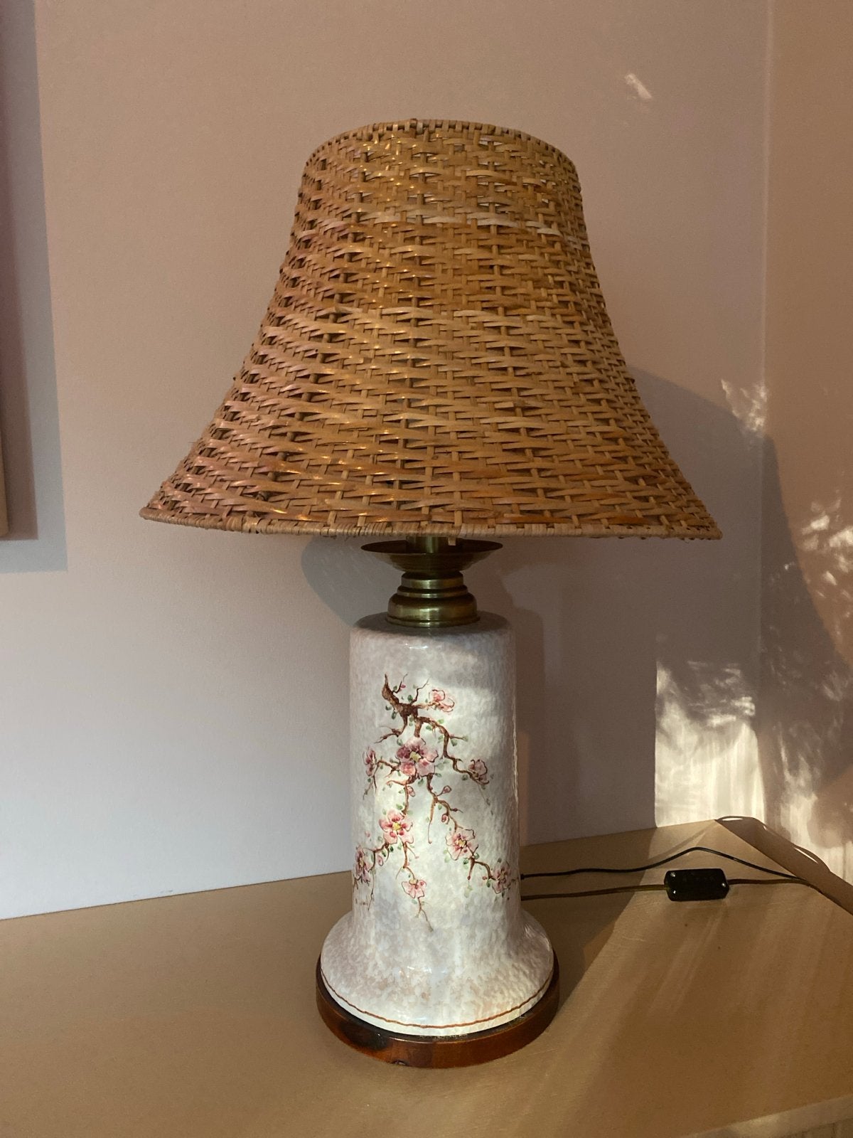 Vintage Tafellamp met Rotan Kap en Bloesemdecoratie, Antiek en Kunst, Ophalen