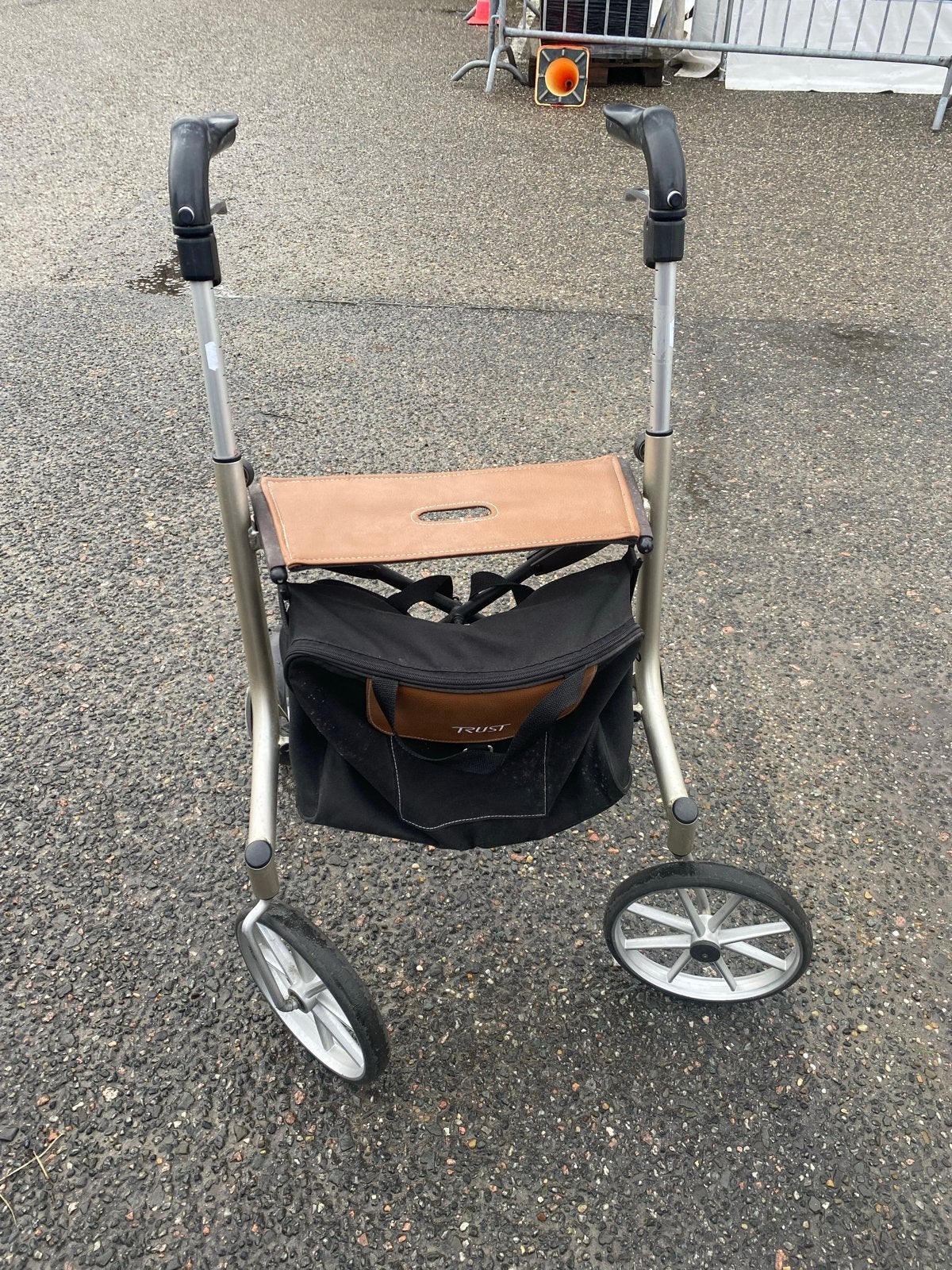 Binnenrollator/ indoor rollator, Diversen, Ophalen