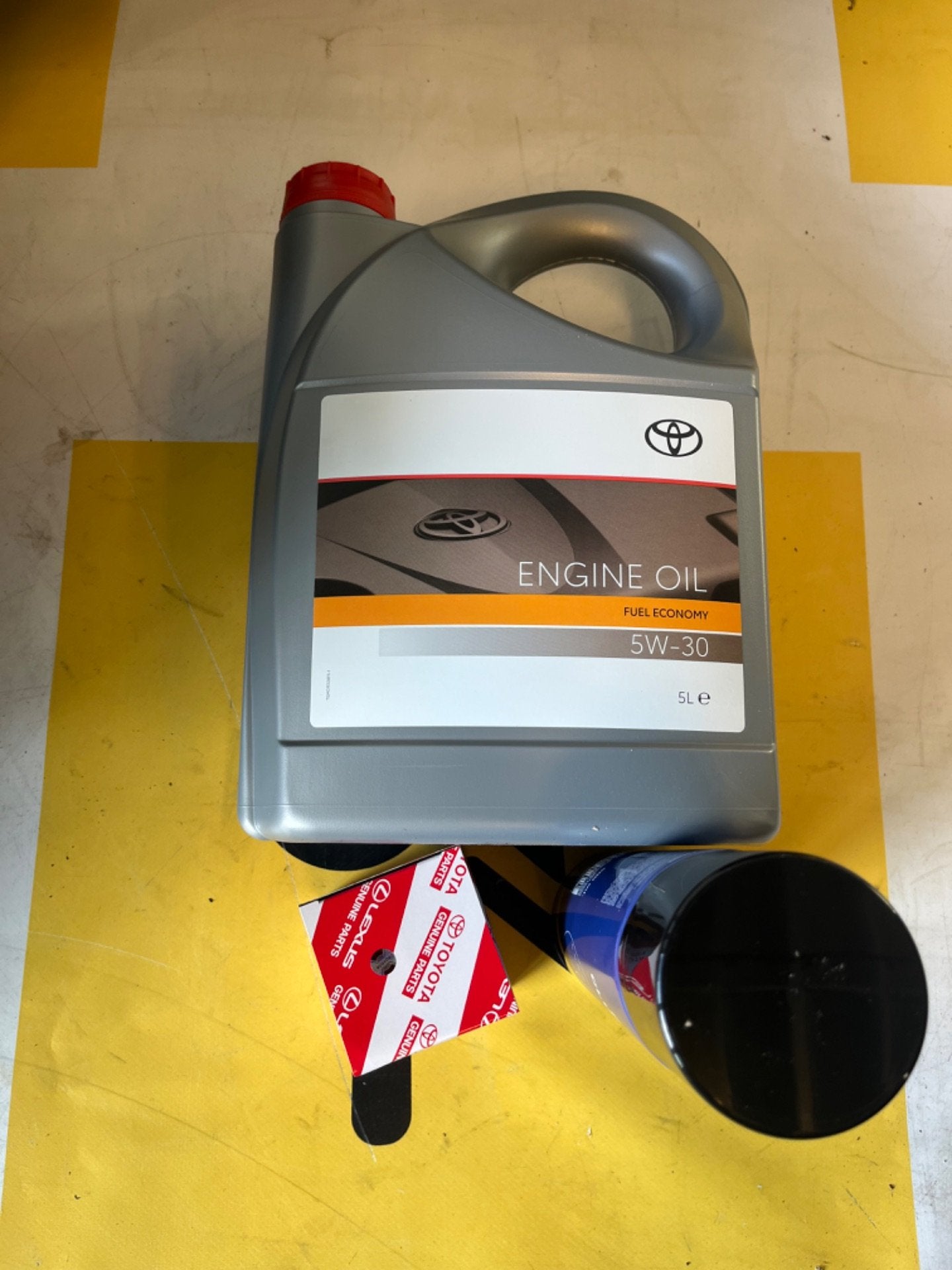 Olie Beurt 5W30 5 Liter plus Filter remreiniger c1 108 Aygo, Info@fabrikant.eu, Fabrikantstraat 1
1000 AA  Amsterdam, NL, Ophalen of Verzenden