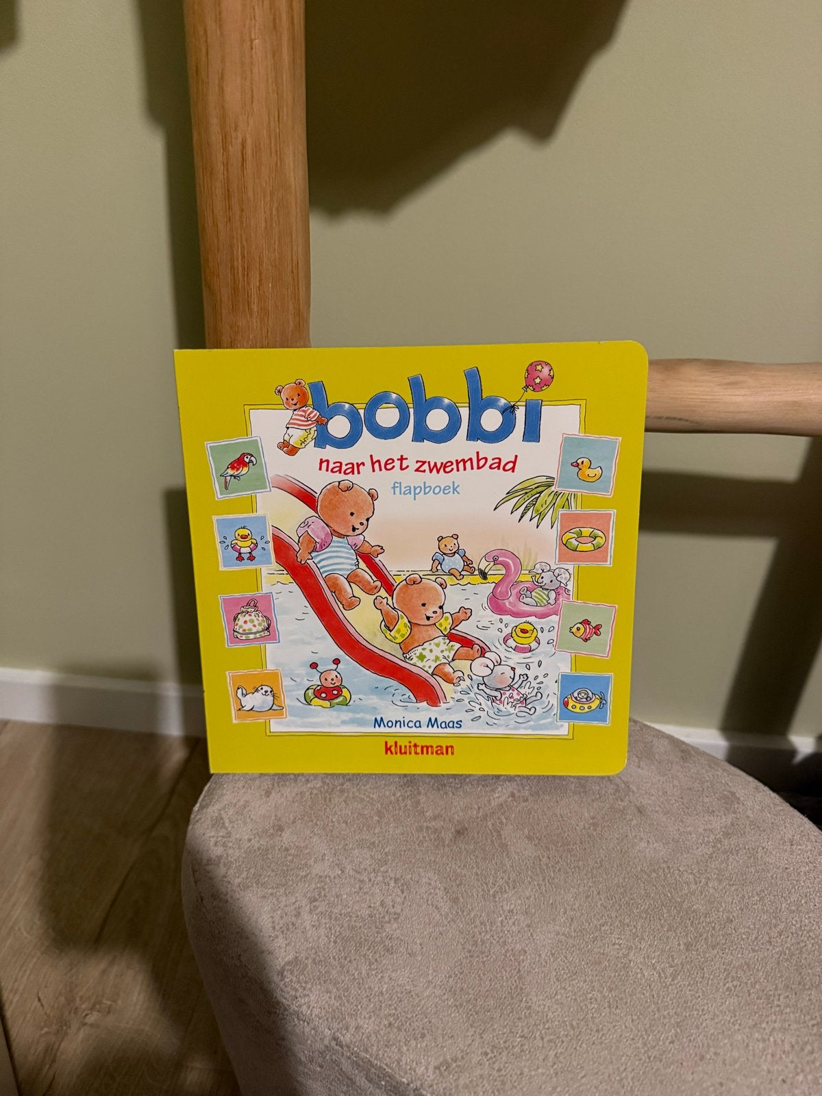 Bobbi naar het zwembad - Flapboek, Ophalen of Verzenden, Zo goed als nieuw, Uitklap-, Voel- of Ontdekboek, 1 tot 2 jaar