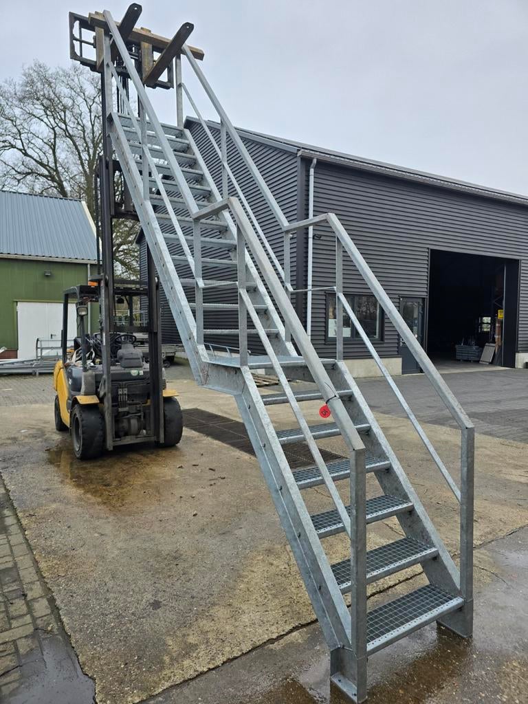 Stalen trap met tussenbordes gegalv. Hoog 3,72 mtr. Nor025, Ophalen