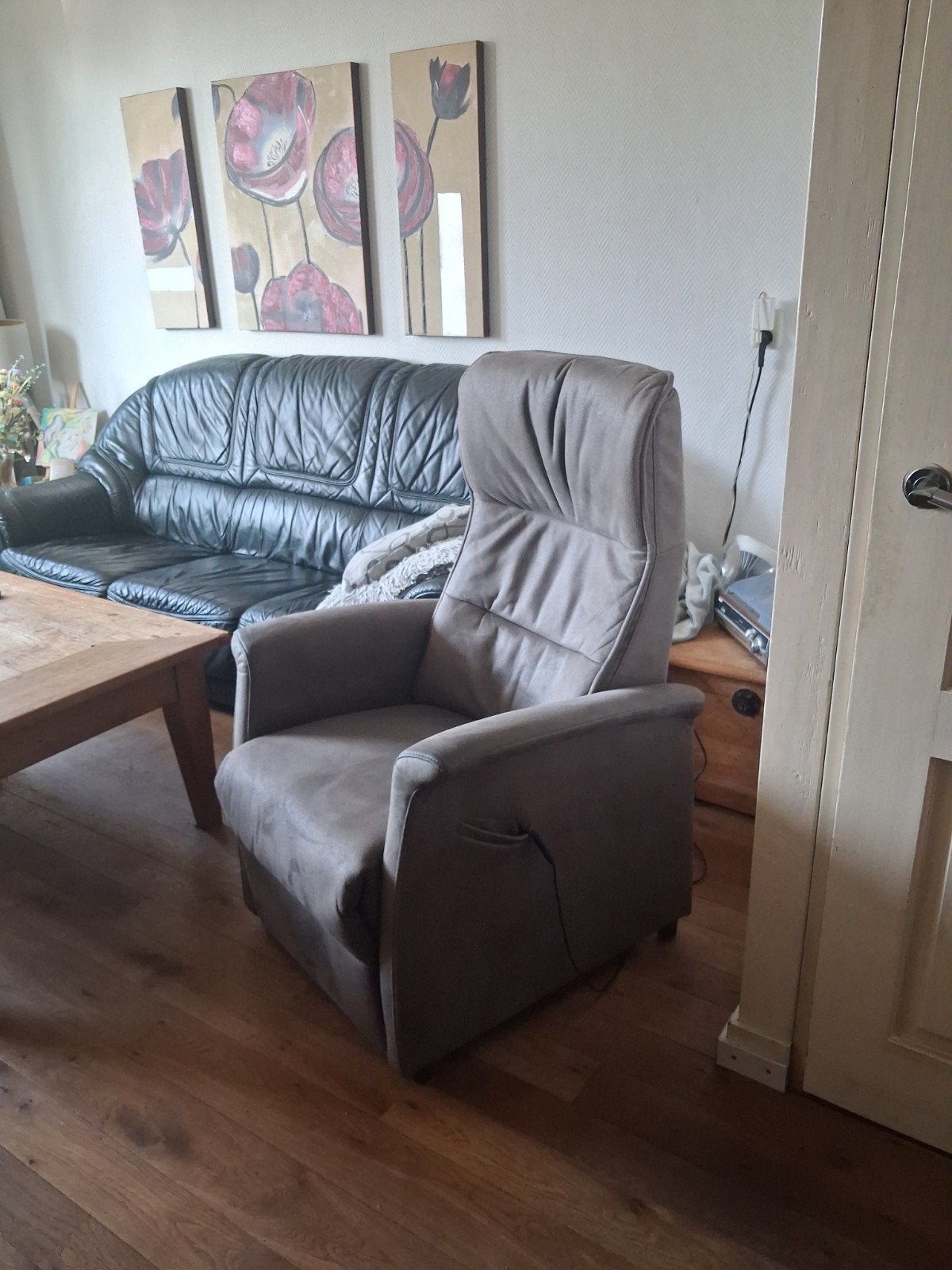 Elektrische Sta-op Fauteuil - Lichtgrijs Geborsteld Leer, Huis en Inrichting, Fauteuils, Zo goed als nieuw, Leer, 75 tot 100 cm