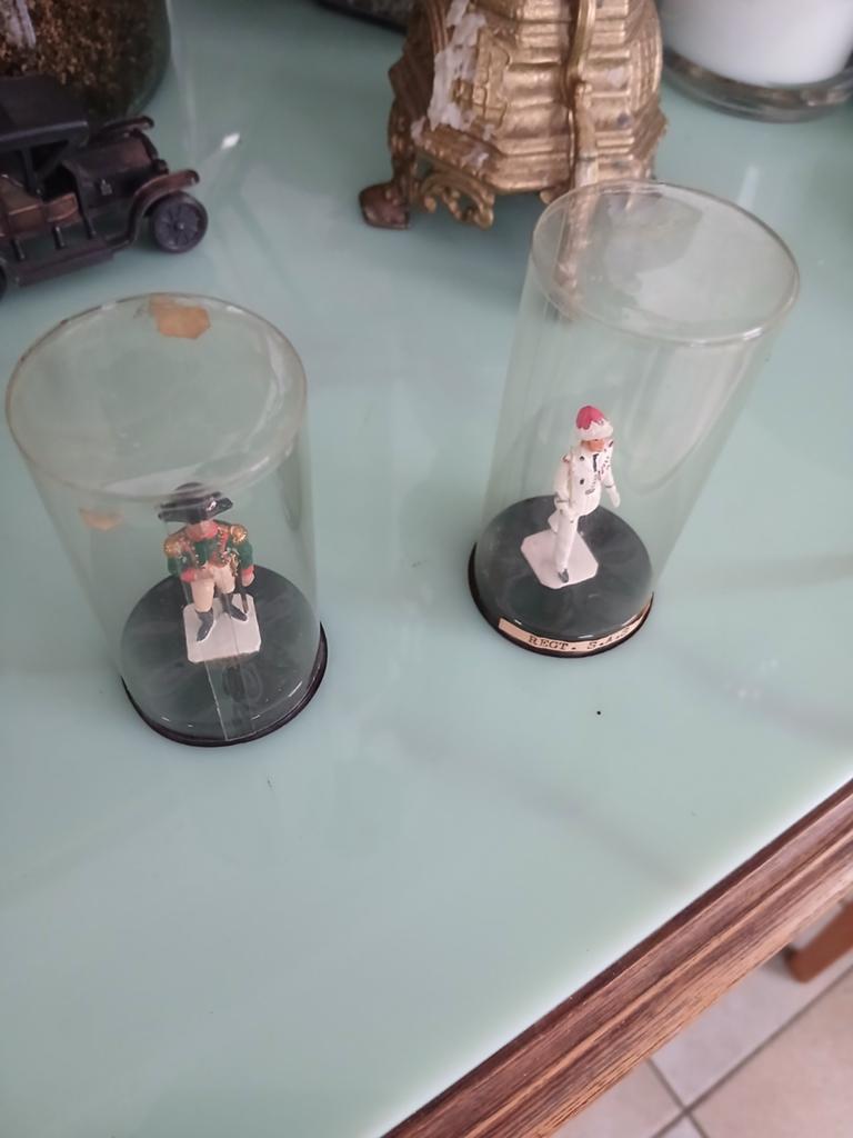 Set van twee tinnen soldaatjes in vitrine, Verzamelen, Poppetjes en Figuurtjes, Ophalen of Verzenden, Gebruikt