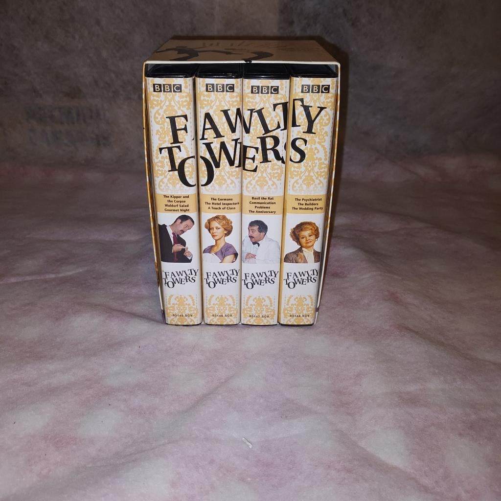 Fawlty Towers - Complete Serie Boxset ( VHS ), Alle leeftijden, Ophalen of Verzenden, Gebruikt, Tv-serie of Tv-programma