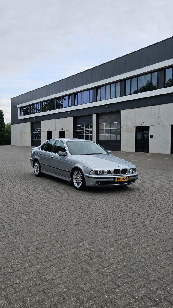BMW 5-Serie E39 520i 1996, Auto's, 1385 kg, Achterwielaandrijving, Elektrische ramen, Zwart