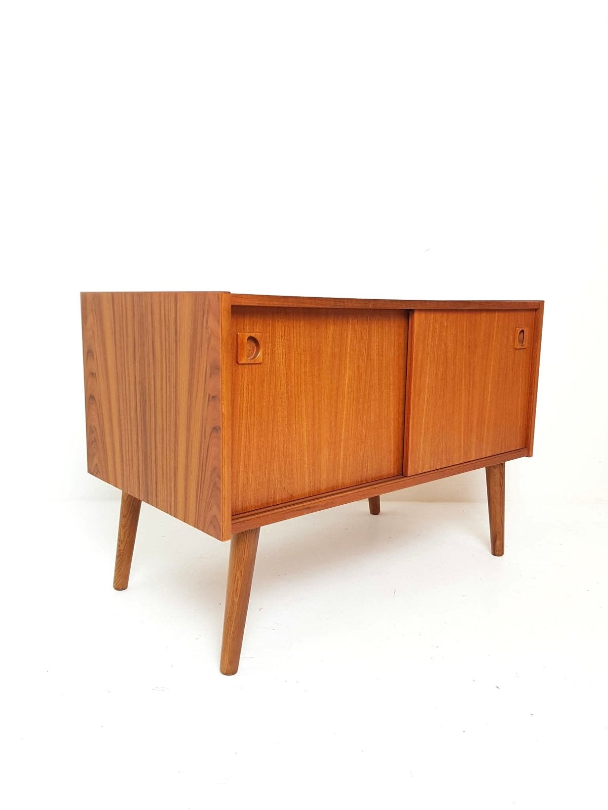 Vintage deens schuifdeur kastje | dressoirtje Deens teakhout, Ophalen of Verzenden, Huis en Inrichting
