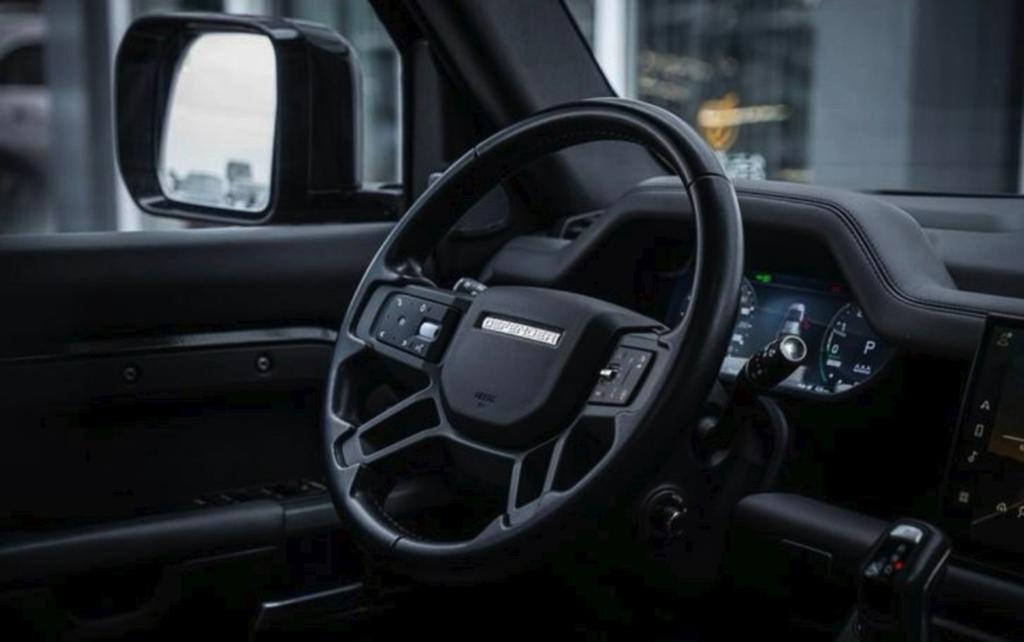 Land Rover Defender P400e 404pk Phev AWD Aut 2023 Zwart, Automaat, 38 km/l, 3000 kg, Zwart
