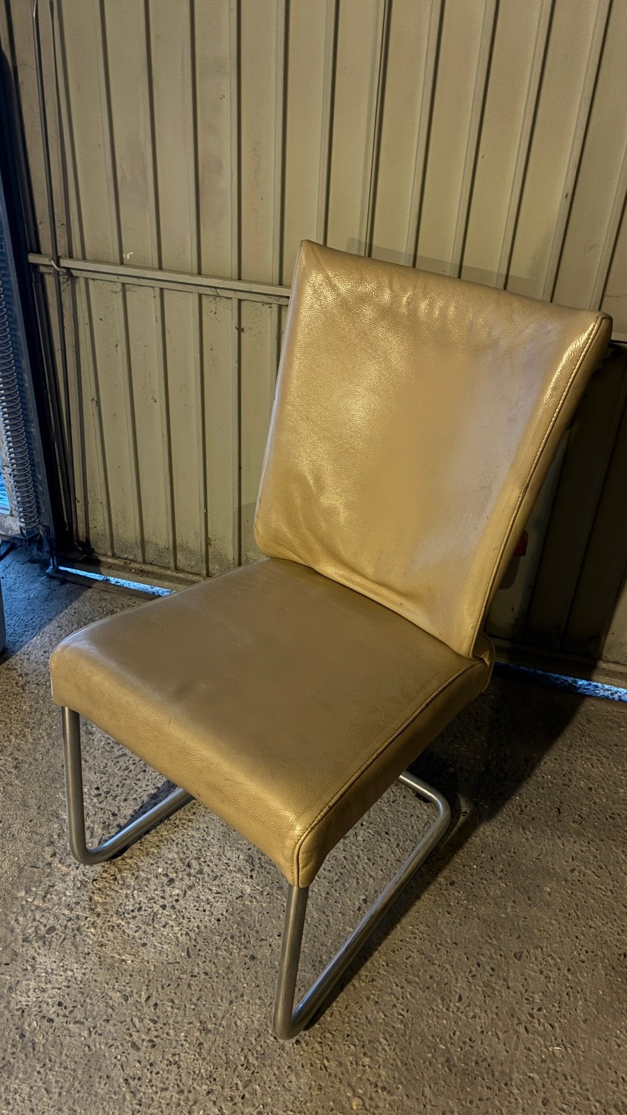 Leren eetkamerstoel - Beige met metalen onderstel, Gebruikt, Overige kleuren, Leer, Ophalen of Verzenden
