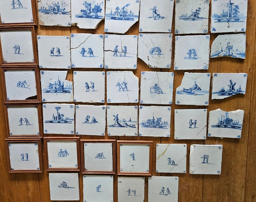 17e-eeuwse Delfts blauwe grachtenpandtegels., Ophalen